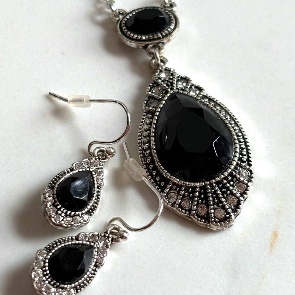Avon 2013 Black Faceted Stone Marcasite Style Pendant Necklace & Earrings Set - Picture 4 of 9